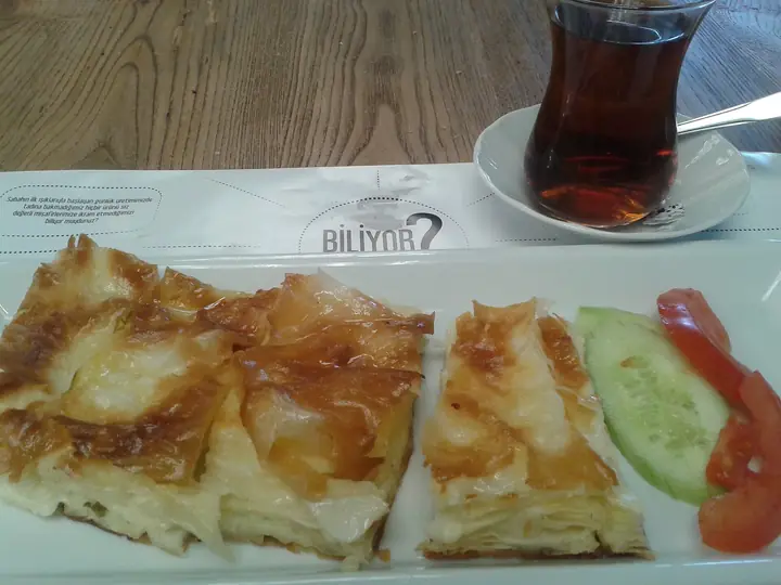 Su Böreği mit einem Glas türkischem Tee