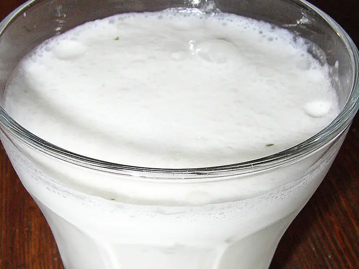 Schaumiger Ayran im Glas