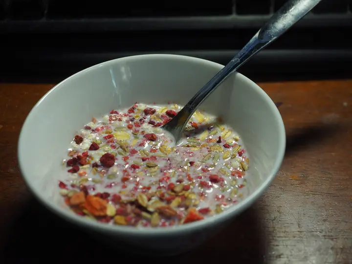 Müslischale mit Joghurt und frischen Früchten