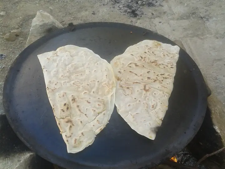 Gözleme mit Kartoffelfüllung auf dem Sac