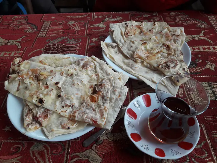 Gözleme mit Spinat und Käse auf dem Teller