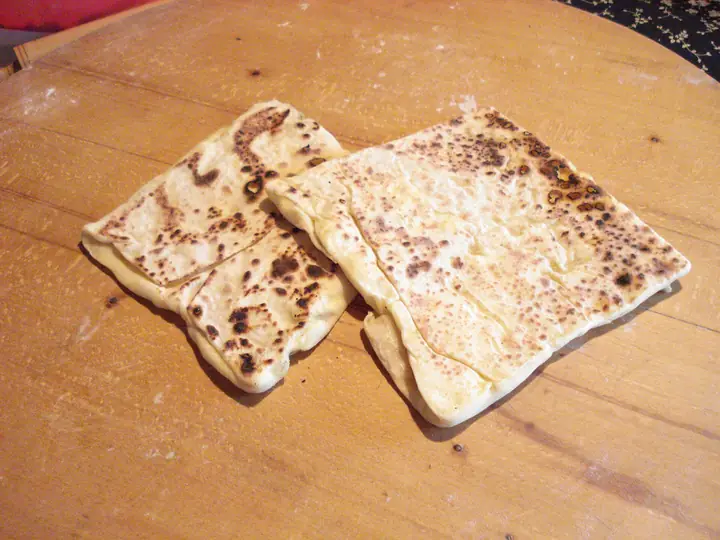 Frisch gebackenes Gözleme auf dem Holzbrett
