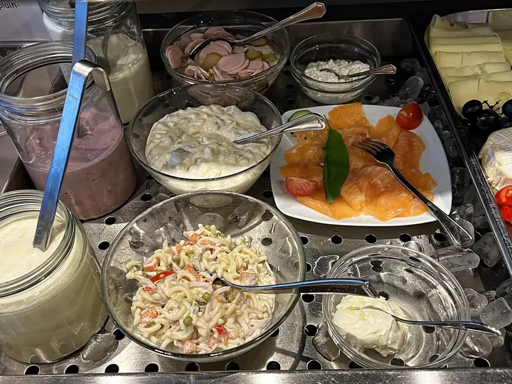 Deutsches Frühstück mit Käse, Aufschnitt und Ei