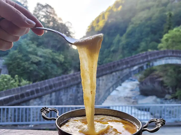 Kuymak mit geschmolzenem Käse in der Pfanne