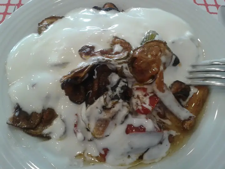 Gebratenes Gemüse mit Joghurtsauce