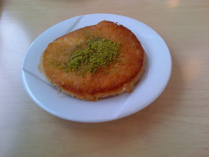 Künefe mit gemahlenen Pistazien
