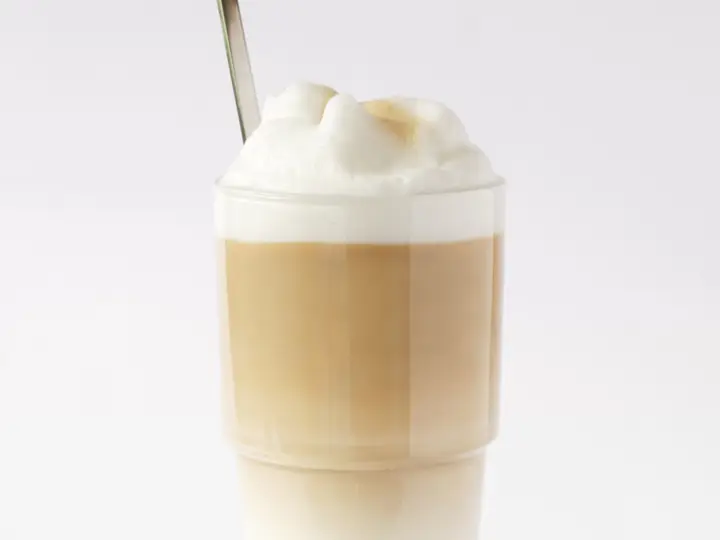 Latte Macchiato im hohen Glas