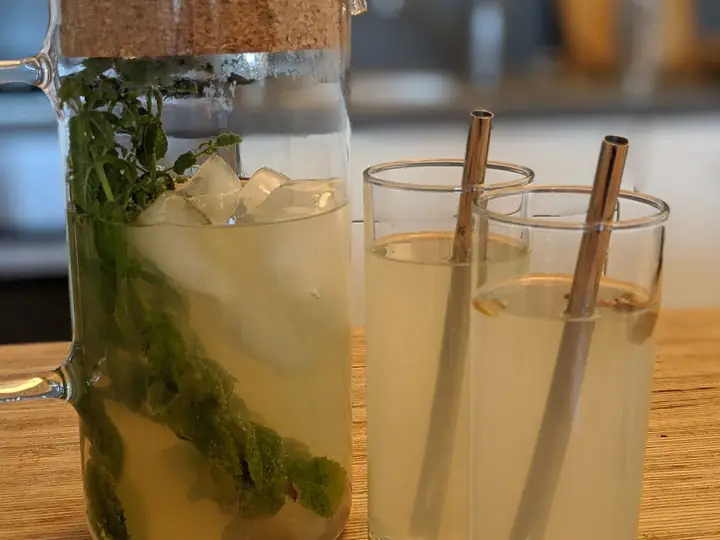 Hausgemachte Limonade mit Minze