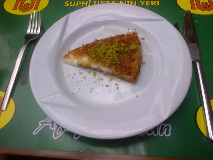 Künefe mit Pistazien auf dem Teller