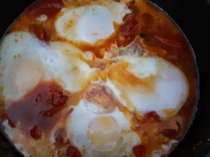 Menemen mit Tomaten und Paprika in der Pfanne