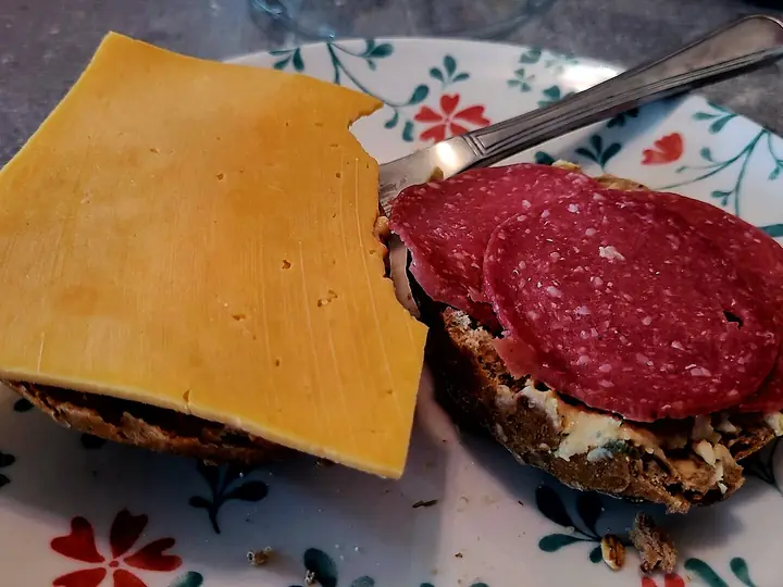 Belegte Brötchen mit Käse und Salami