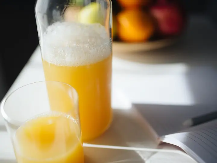 Frisch gepresster Orangensaft im Glas