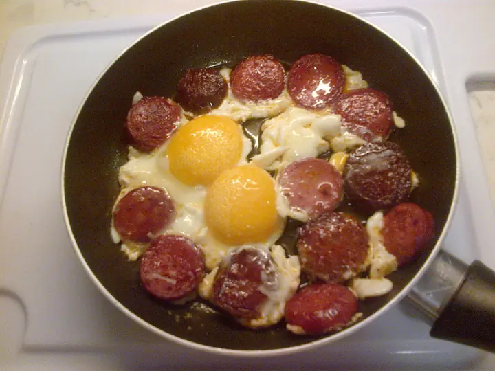 Sucuklu yumurta – Eier mit Sucuk in der Pfanne