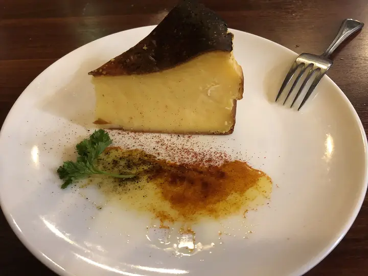San Sebastian Cheesecake mit gerösteter Oberfläche