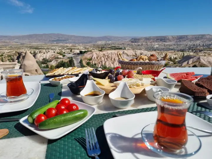 Türkischer Frühstücksteller mit Käse, Oliven und Tee