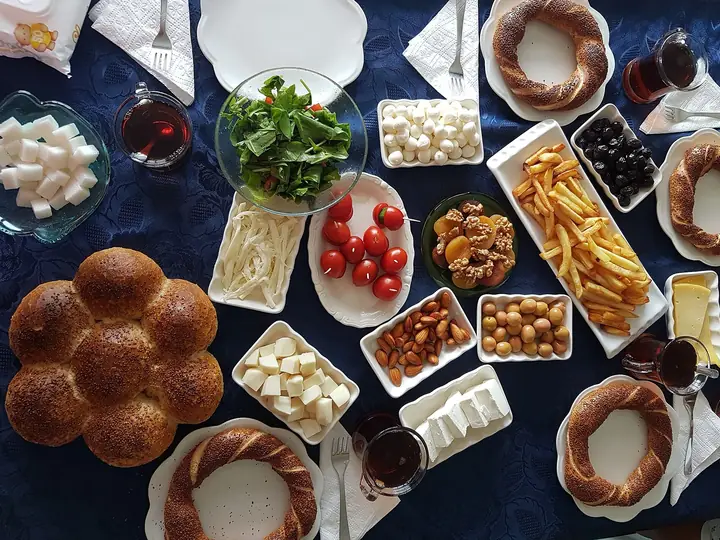 Reich gedeckte türkische Frühstückstafel mit vielen kleinen Schälchen