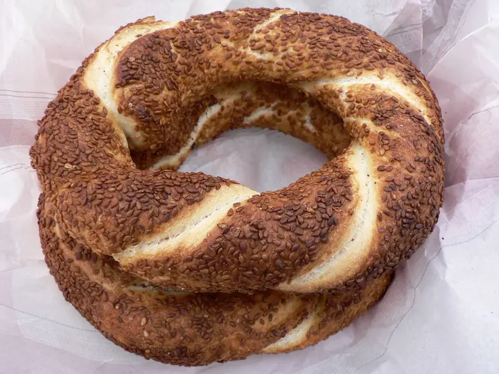 Frisch gebackener Simit mit Sesam
