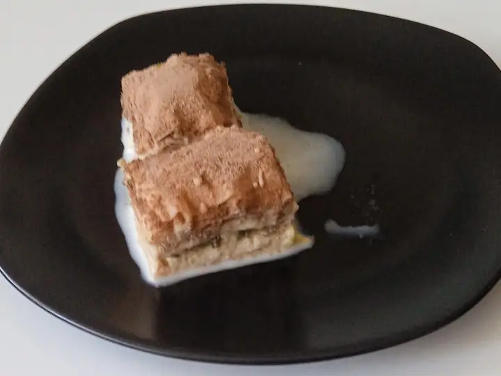 Kalte Baklava mit Kakao bestäubt