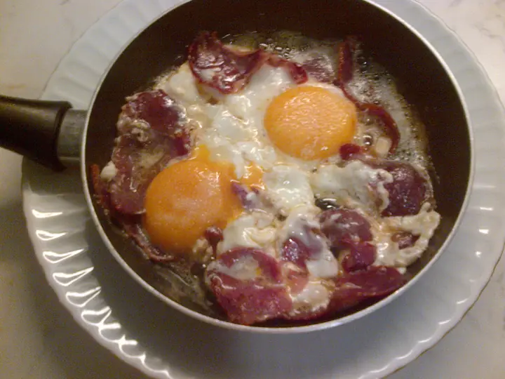 Spiegeleier mit Pastırma in der Pfanne