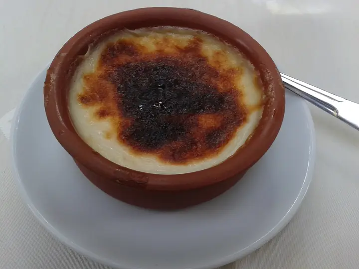 Sütlaç im Tontopf mit karamellisierter Kruste
