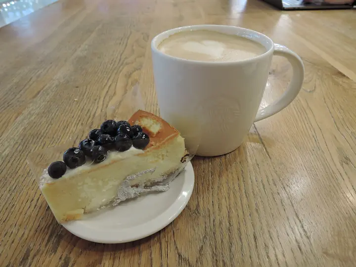 Cheesecake mit einer Tasse Kaffee