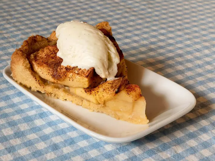 Hausgemachter Apfelkuchen mit Vanilleeis