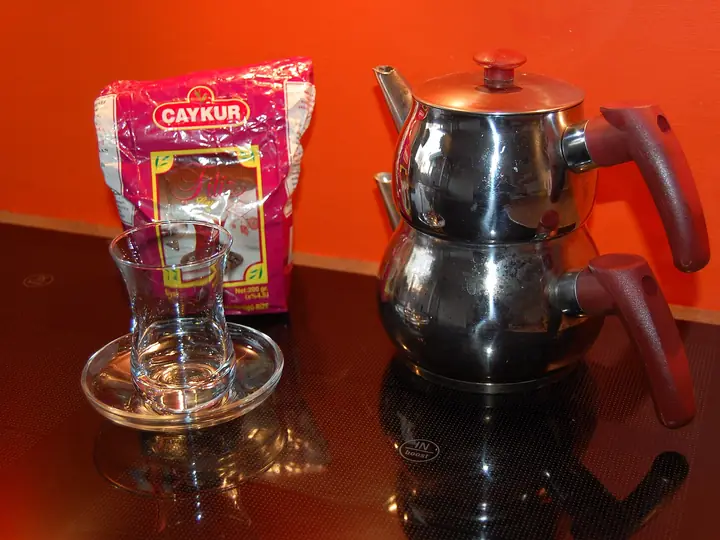 Türkisches Çaydanlık mit zwei Kannen