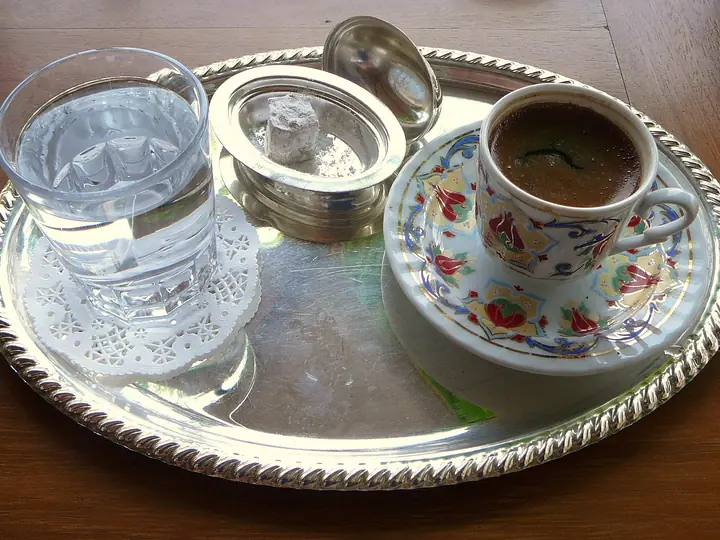 Türkischer Mokka in der Cezve mit Tasse