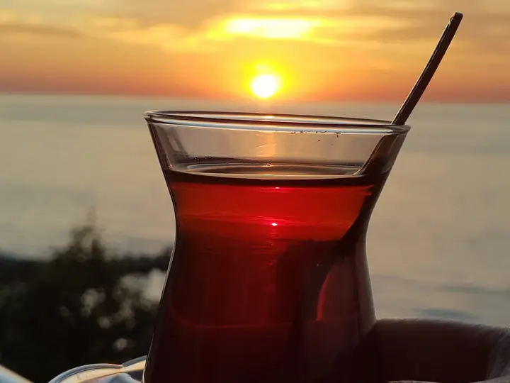 Türkischer Tee im Tulpenglas