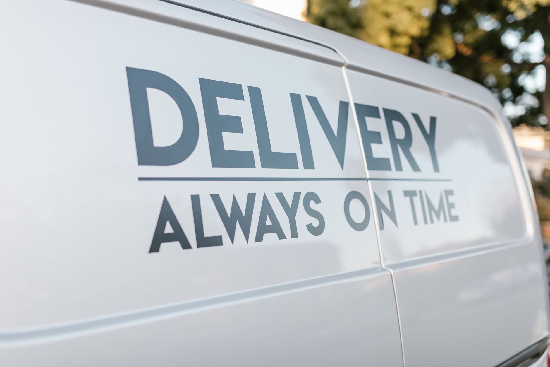 Ein weißer Lieferwagen mit der Aufschrift Always On Time symbolisiert die pünktliche Lieferung des Frühstücks-Caterings