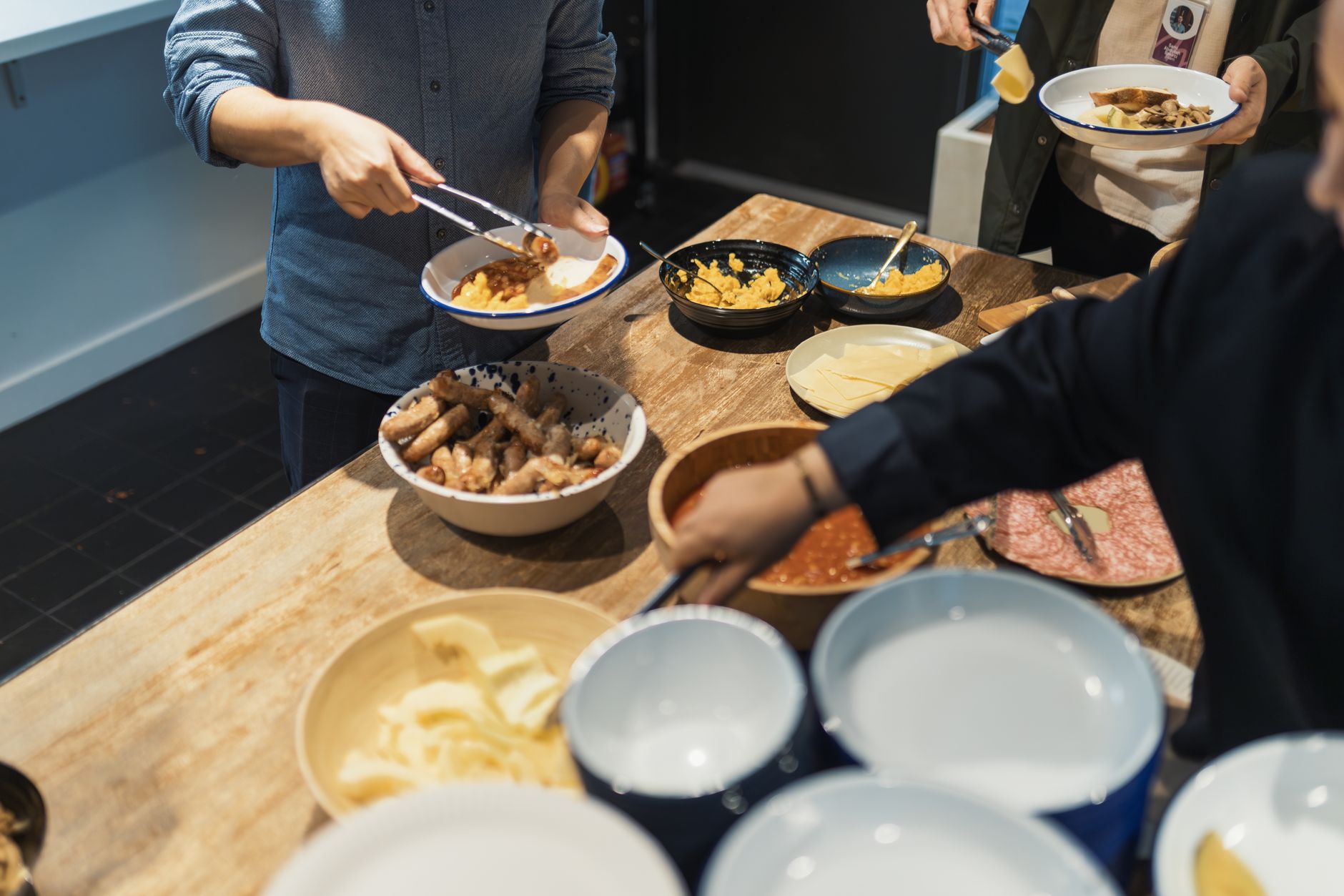 Ein reichhaltiges Buffet mit verschiedenen Speisen, die bei einer geselligen Gruppenveranstaltung serviert werden.