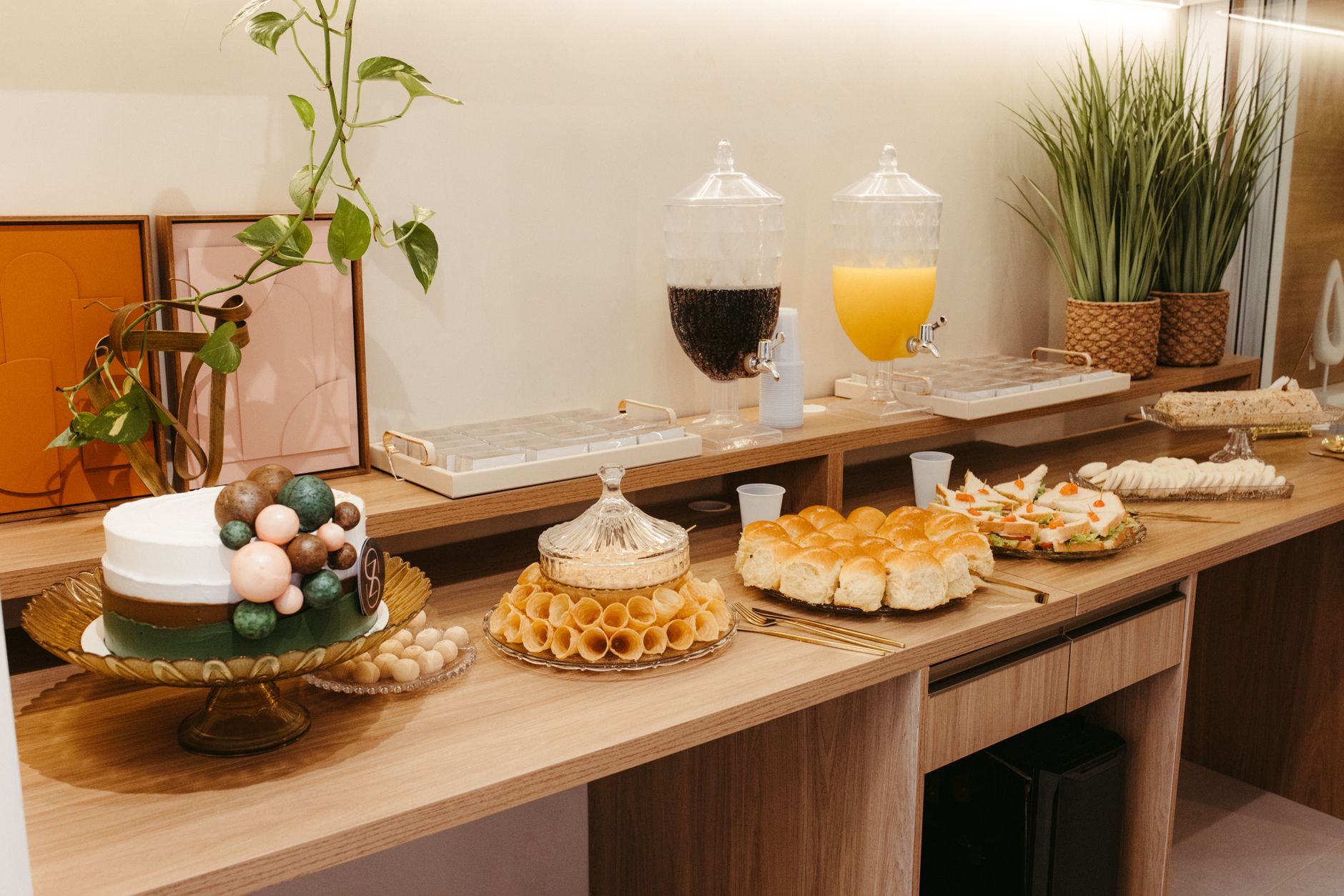Ein elegant aufgebautes Buffet mit verschiedenen Gebäckstücken, Säften und Kaffeekannen für eine festliche Gruppenveranstaltung