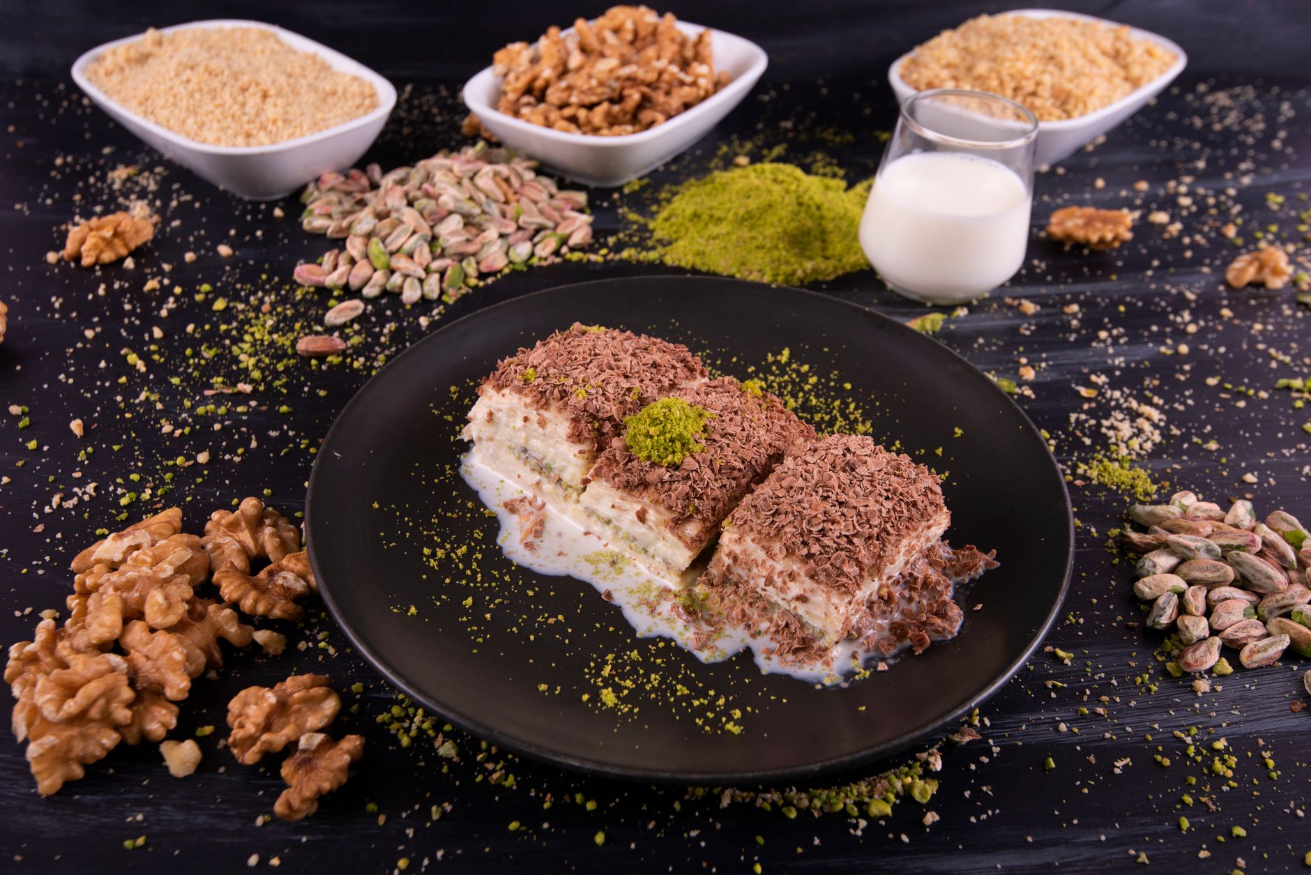 Ein traditioneller türkischer Milch-Biskuitkuchen mit einer feinen Karamellschicht, serviert auf einem eleganten Dessertteller.