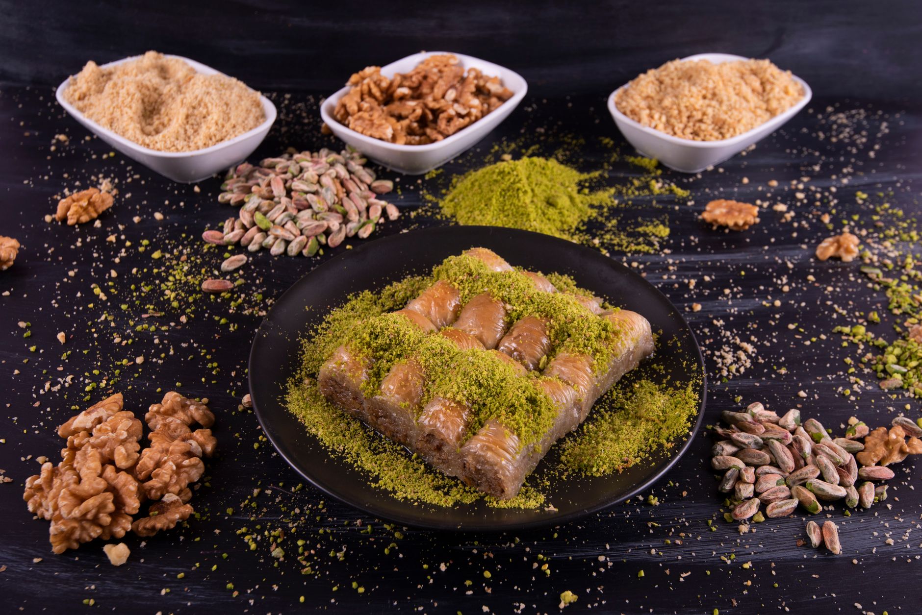 Ein frisch gebackenes, goldgelbes Stück Havuç Dilimi Baklava, reichlich mit grünen, gemahlenen Pistazien bestreut.