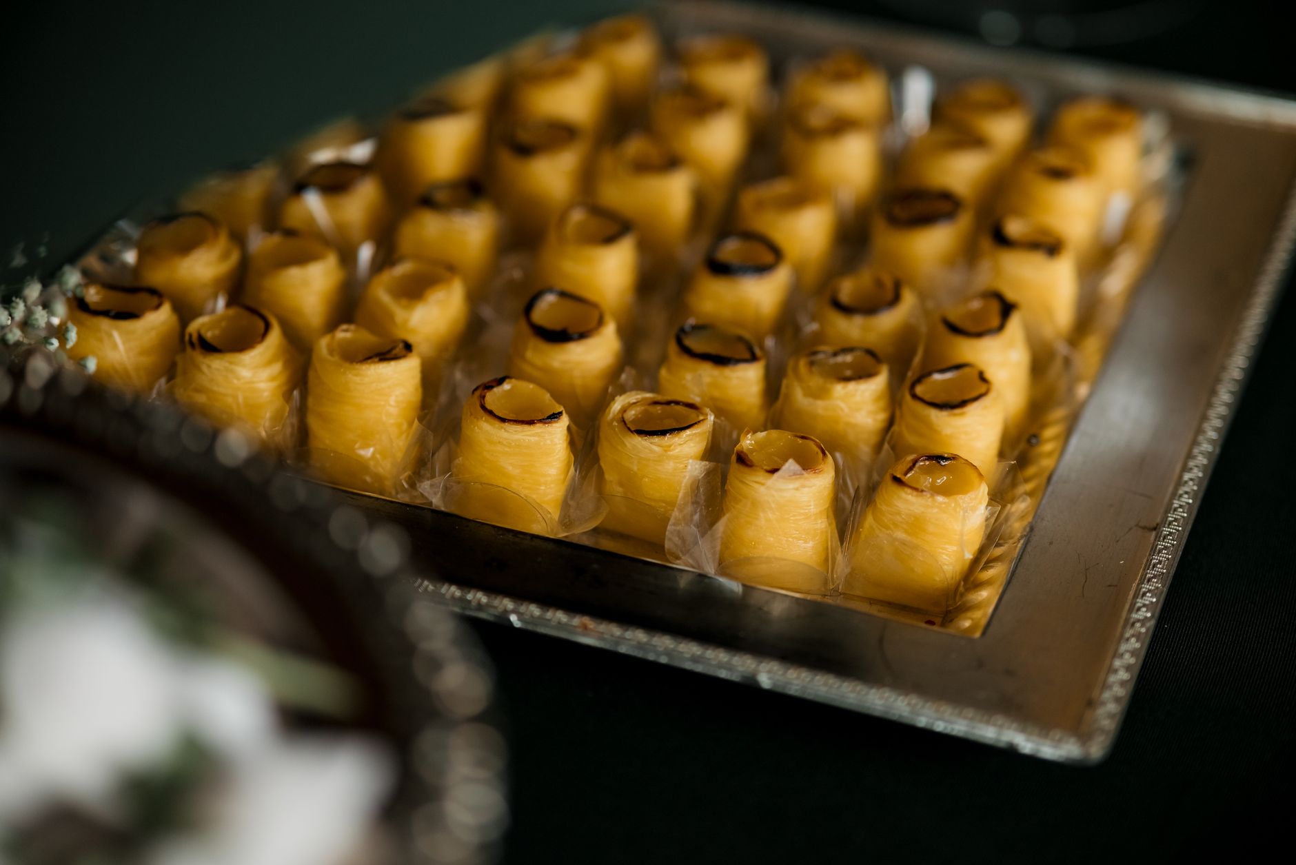 Goldbraune Baklava-Spezialitäten elegant angerichtet auf einer silbernen Servierplatte für festliche Anlässe.